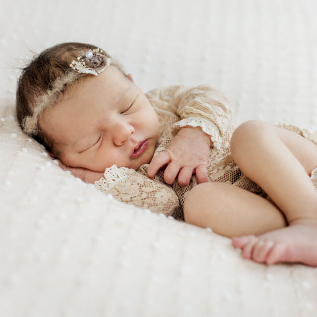 Neugeborenen Shooting im Fotostudio - Baby Leona